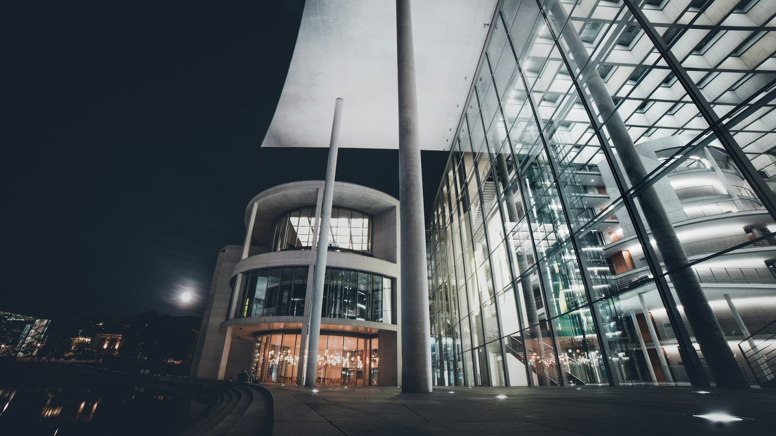 Modern Architecture: Blending Art and Innovation mika baumeister gvxzt1dbtra unsplash (1)